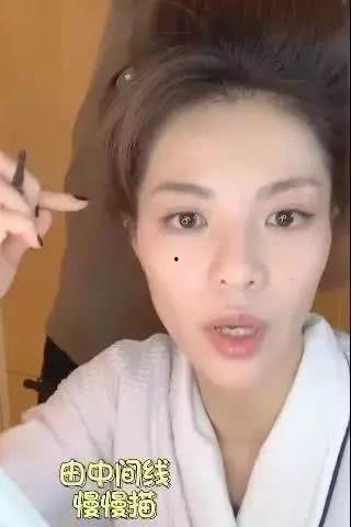 化妆见明星网红的女生,跟随潮流，打造明星同款美颜
