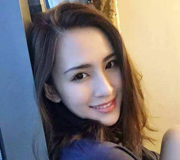 化妆见明星网红的女生,跟随潮流，打造明星同款美颜