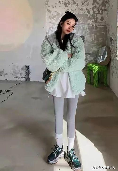 鲨鱼裤明星网红图片女,网红女生演绎街头风采