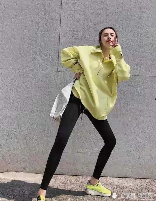 鲨鱼裤明星网红图片女,网红女生演绎街头风采