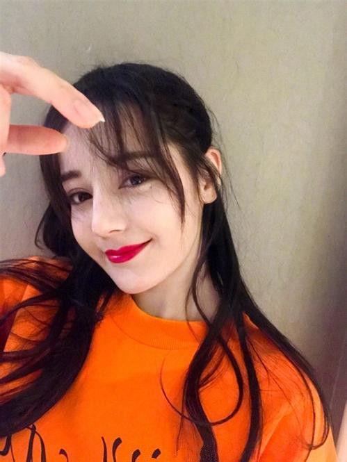 迪丽热巴明星网红,从明星到网红，美丽与才华并存的跨界女王
