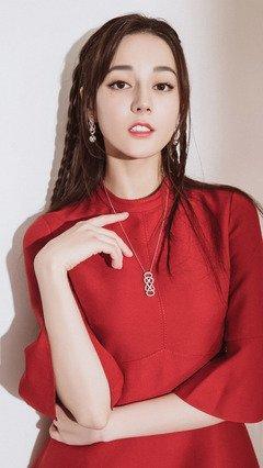 迪丽热巴明星网红,从明星到网红，美丽与才华并存的跨界女王