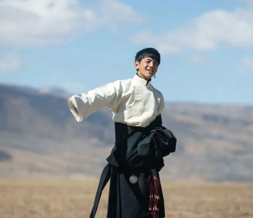 明星网红的生活动态,时尚穿搭、美食探店、旅行足迹