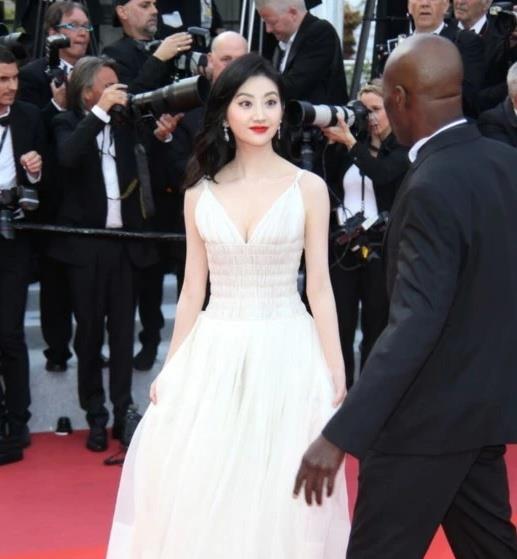 明星网红走红毯对比图,时尚对决，风采各异