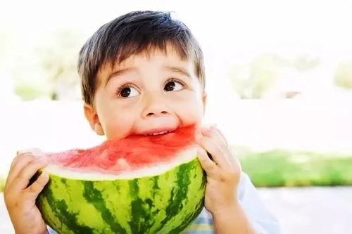 小孩吃黑瓜,孩子眼中的奇妙食趣之旅